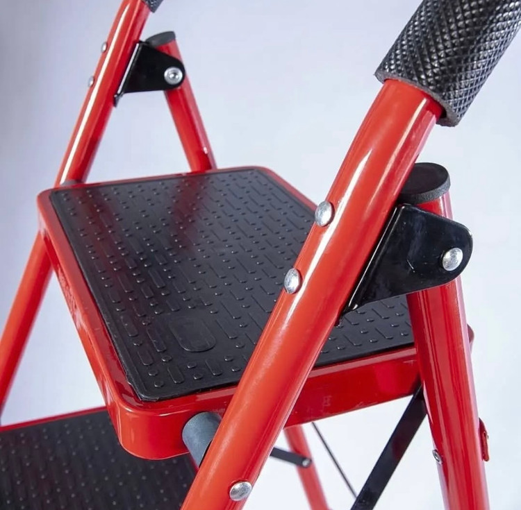 نردبان تاشو فلزی