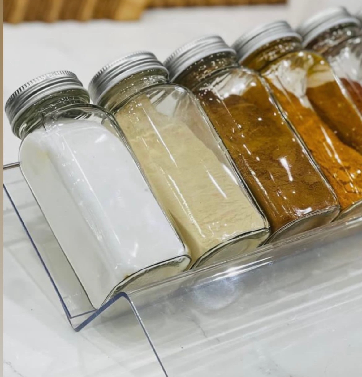 جا ادویه شیشه ایی مکارتی درب فلزی دارای سری نمکپاش دو سایز مختلف